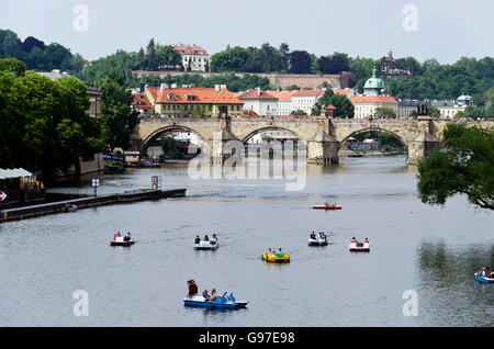 Mit Blick auf den Fluss Vitava auf der Karlsbrücke (Karluv am meisten) in Prag (Praha) in der Tschechischen Republik. Stockfoto