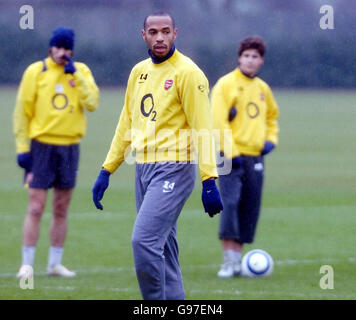 Thierry Henry von Arsenal während einer Trainingseinheit in London Colney, Hertfordshire, Dienstag, den 7. März 2006. Arsenal spielt morgen das zweite Beinspiel gegen Real Madrid in der Champions League. DRÜCKEN Sie VERBANDSFOTO. Bildnachweis sollte lauten: Sean Dempsey/PA Stockfoto