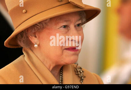 Die britische Königin Elizabeth II. Begrüßt am Dienstag, den 7. März 2006, den brasilianischen Präsidenten Luiz Inacio Lula da Silva bei der Horse Guards Parade in London. Der brasilianische Präsident begann als Gast der Königin einen Staatsbesuch in Großbritannien. Der Präsident und seine Frau befinden sich auf einem Staatsbesuch in Großbritannien. Siehe PA Story ROYAL Brazil. DRÜCKEN SIE VERBANDSFOTO. Das Foto sollte lauten: John D McHugh/AFP/WPA Rota/PA. Stockfoto