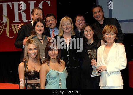 Das BBC Breakfast Team, einschließlich Bill Turnbull (hinten, links), Helen Willetts (hinten, zweite links), Dermot Murnaghan (zweite rechts) und Sian Williams (rechts), Die WHO erhielt den Preis für den besten Tagefernsehen, der von Adele Silva (vorne, links) und Roxanne Pallett (vorne, rechts) während der TRIC-Awards (Television and Radio Industries Club) am Dienstag, den 7. März 2006, im Grosvenor House im Zentrum von London verliehen wurde. Die Auszeichnungen werden für Darsteller und Programme vergeben und von Radio- und Fernsehpersonal gewählt. DRÜCKEN SIE VERBANDSFOTO. Bildnachweis sollte lauten: Steve Parsons/PA Stockfoto