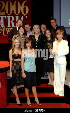 Das BBC Breakfast Team, einschließlich Bill Turnbull (hinten, links), Helen Willetts (hinten, zweite links), Dermot Murnaghan (zweite rechts) und Sian Williams (rechts), Die WHO erhielt den Preis für den besten Tagefernsehen, der von Adele Silva (vorne, links) und Roxanne Pallett (vorne, rechts) während der TRIC-Awards (Television and Radio Industries Club) am Dienstag, den 7. März 2006, im Grosvenor House im Zentrum von London verliehen wurde. Die Auszeichnungen werden für Darsteller und Programme vergeben und von Radio- und Fernsehpersonal gewählt. DRÜCKEN SIE VERBANDSFOTO. Bildnachweis sollte lauten: Steve Parsons/PA Stockfoto