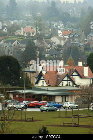 Eine allgemeine Ansicht der Dunblane Primary School, 10 Jahre nachdem Thomas Hamilton sich bewaffnet hatte, ging in die Primary School und erschossen 16 Kinder und ihre Lehrer. Die Welt sah entsetzt an, als die kleine Domstadt ins Rampenlicht gerückt wurde. In den zehn Jahren seit der Tragödie nennen viele der betroffenen Familien Dunblane immer noch ihr Zuhause und ziehen Kraft voneinander. Siehe PA Story CRIME Dunblane Community. DRÜCKEN Sie VERBANDSFOTO. Bildnachweis sollte lauten: Danny Lawson/PA. HINWEIS FÜR DIE REDAKTION - Foto wurde am Freitag, 10. März 2006 aufgenommen. Stockfoto