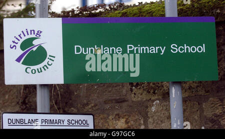 Eine allgemeine Ansicht der Dunblane Primary School, 10 Jahre nachdem Thomas Hamilton sich bewaffnet hatte, ging in die Primary School und erschossen 16 Kinder und ihre Lehrer. Die Welt sah entsetzt an, als die kleine Domstadt ins Rampenlicht gerückt wurde. In den zehn Jahren seit der Tragödie nennen viele der betroffenen Familien Dunblane immer noch ihr Zuhause und ziehen Kraft voneinander. Siehe PA Story CRIME Dunblane Community. DRÜCKEN Sie VERBANDSFOTO. Bildnachweis sollte lauten: Danny Lawson/PA. HINWEIS FÜR DIE REDAKTION - Foto wurde am Freitag, 10. März 2006 aufgenommen. Stockfoto