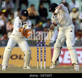 Englands Ian Bell wird am Sonntag, den 12. März 2006, am vierten Tag des zweiten Testspieles im PCA Stadium, Mohali, Indien, entlassen und zwar an den indischen Wicketkeeper Mahendra Dhoni. DRÜCKEN Sie VERBANDSFOTO. Bildnachweis sollte lauten: Rebecca Naden/PA. ***- KEINE HANDY-NUTZUNG*** Stockfoto