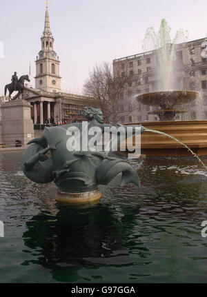 Die Springbrunnen am Trafalgar Square im Zentrum von London werden am Sonntag, den 12. März 2006, im Rahmen eines unterhaltsamen Festivals zum St. Patrick's Day vor dem irischen Nationalfeiertag der nächsten Woche grün. Siehe PA Geschichte SOCIAL Patrick. DRÜCKEN Sie VERBANDSFOTO. Bildnachweis sollte lauten: Stefan Rousseau / PA. Stockfoto