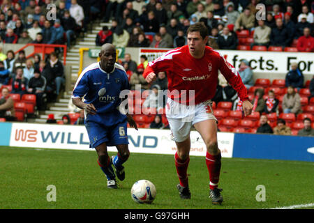 Fußball - Coca-Cola Football League One - Nottingham Forest / Gillingham - City Ground. Grant holt von Nottingham Forest und Ian Cox von Gillingham in Aktion Stockfoto