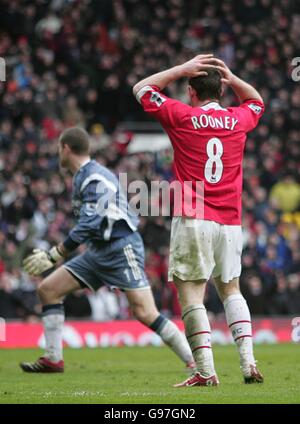 Wayne Rooney von Manchester United reagiert, nachdem er den Torhüter von Newcastle United geschlagen hat Shay gab nur, um zu sehen, wie sein Schuss auf den Posten traf Stockfoto