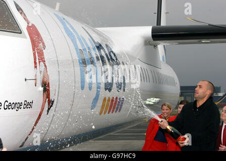 Der Sohn von George Best, Calum, startet am Mittwoch, den 15. März 2006, eine Flybe Q400-Maschine mit Sondermarken, die die Flughäfen Belfast City und Manchester anfliegen wird. PA Story ULSTER Best ansehen. DRÜCKEN SIE VERBANDSFOTO. Bildnachweis sollte lauten: Paul Faith/PA. Stockfoto