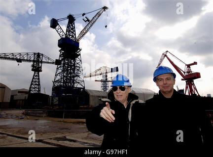 PET Shop Boys Neil Tennant (R) und Chris Lowe Look am Mittwoch, den 15. März 2006, um die Swan Hunter Shipyard in Newcastle, wo sie einen speziell komponierten Soundtrack zu Eisensteins 'Battleship Potemkin' mit dem Northern Sinfonia Orchestra bei einem Konzert später im Jahr aufführen werden. DRÜCKEN SIE VERBANDSFOTO. Das Foto sollte lauten: John Giles/PA. Stockfoto