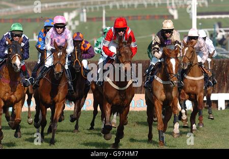 (l-r) Star de Mohaison unter Barry Geraghty, Idle Talk unter Jason Maguire und Bewley's Berry unter Graham Lee in der Royal and Sunalliance Steeple Chase Stockfoto