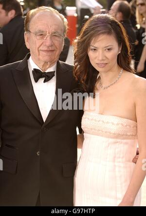 Vanity Fair Post Oscars Party - Mortons Restaurant. Rupert Murdoch und seine Frau Wendi Deng kommen auf dem roten Teppich an. Stockfoto