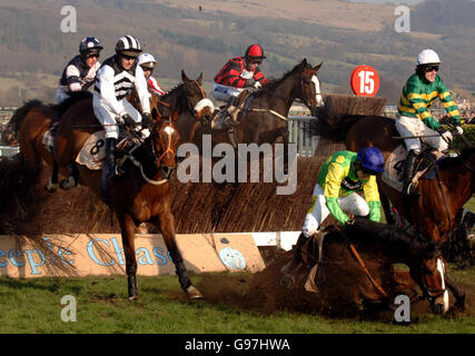 Kauto Star geritten von Jockey Ruby Walsh (unten) fällt, mit Moscow Flyer geritten von Jockey Barry Geraghty (zweite links) Einnahme der Zaun in der Königin Mutter Champion Chase am zweiten Tag des Cheltenham Festival auf Cheltenham Rennbahn, Mittwoch 15. März 2006. Moscow Flyer wurde nach dem fünften Platz in den Ruhestand verabschiedet. Der 12-Jährige versuchte für einen dritten Sieg in der zwei-Meilen-Wettbewerb nach dem Genuss von Erfolg in 2003 und 2005, aber er wird jetzt beugen, nachdem er nicht zu einem seiner drei Starts in dieser Amtszeit zu gewinnen. Siehe PA Story RACING Mother Flyer. DRÜCKEN Sie VERBANDSFOTO. Bildnachweis sollte lauten: Barry Stockfoto