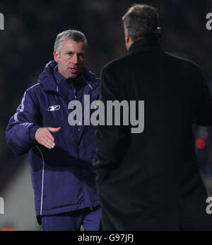 West Ham United's Manager Alan Pardew (l) schüttelt die Hand mit Bolton Wanderers Manager Sam Allardyce nach ihrem 2-1 zusätzlichen Zeitsieg im FA Cup fünften Runde Replay Spiel in Upton Park, London, Mittwoch, 15. März 2006. DRÜCKEN Sie VERBANDSFOTO. Bildnachweis sollte lauten: Nick Potts/PA. Stockfoto