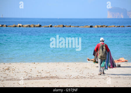 Verkäufer am Strand in Alghero Ufer. Capo Caccia im Hintergrund an einem sonnigen Tag. Stockfoto