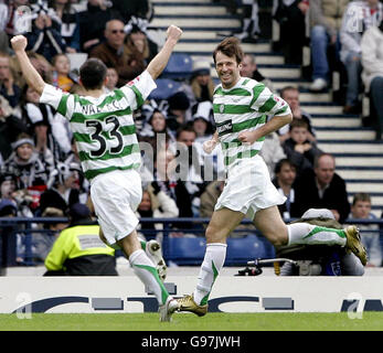 Maciej Zurawski (R) von Celtic feiert mit seinen Teamkollegen, nachdem er am Sonntag, den 19. März 2006, im Hampden Park in Glasgow das Eröffnungstreffer gegen Dunfermline Athletic beim CIS Insurance Cup-Finale erzielt hatte. DRÜCKEN SIE VERBANDSFOTO. Das Foto sollte lauten: Andrew Milligan/PA. Stockfoto