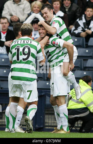 Celtic Maciej Zurawski (C) feiert mit Teamkollegen nach dem Tor zum Eröffnungstreffer gegen Dunfermline Athletic während des CIS Insurance Cup Final im Hampden Park in Glasgow, Sonntag, 19. März 2006. DRÜCKEN Sie VERBANDSFOTO. Bildnachweis sollte lauten: Steve Welsh/PA. ****** Stockfoto