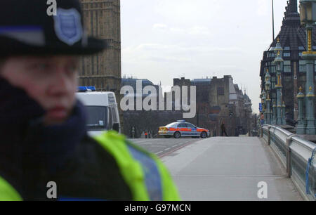 Am Mittwoch, den 22. März 2006, spricht ein Polizeiunterhändler mit einem Protestierenden auf der Westminster Bridge in London, was dazu führt, dass die Polizei die Brücke schließt. Die geschäftige Londoner Brücke war für den gesamten Verkehr und Fußgänger gesperrt, als uniformierte Offiziere aus der Ferne mit dem Mann sprachen. Zeugen sagten, dass der Mann, der keine Schuhe oder Hemd trug, ein Anti-Kriegs-Plakat trug. Siehe PA Story POLIZEI Westminster. DRÜCKEN SIE VERBANDSFOTO. Bildnachweis sollte lauten: Joel Ryan/PA. Stockfoto