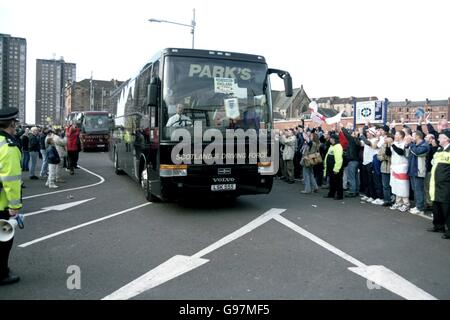 Fußball - Euro 2000 Qualifikation - Play Off First Leg - Schottland gegen England. Die englische Mannschaft kommt in einem schottischen Trainer an Stockfoto