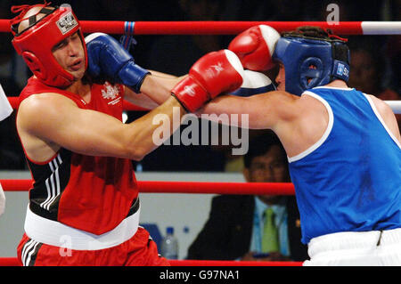 Kevin Evans (R) von Wales im Einsatz gegen Paul Rudic in Australien im Halbfinale der Super Heavyweight bei den 18. Commonwealth Games in Melbourne, Australien, Donnerstag, 23. März 2006. DRÜCKEN Sie VERBANDSFOTO. Bildnachweis sollte lauten: Sean Dempsey/PA. Stockfoto