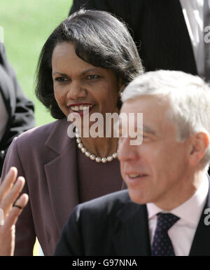 Der britische Außenminister Jack Straw und die US-Außenministerin Dr. Condoleezza Rice im Ewood Park in Blackburn, der Heimat des Fußballvereins Blackburn Rovers, Freitag, 31. März 2006. Heute ist eine riesige Sicherheitsoperation im Gange, als Dr. Rice ihre zweitägige Tour durch den Nordwesten Englands beginnt. Siehe PA Geschichte POLITIK Reis. DRÜCKEN Sie VERBANDSFOTO. Bildnachweis sollte lauten: Peter Byrne/PA Stockfoto