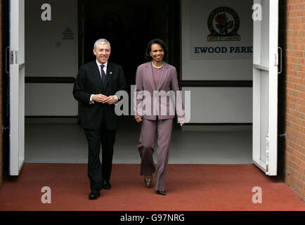 US-Außenministerin Condoleezza Rices, Mitte, lacht, als sie am Freitag, den 31. März 2006, mit dem Manager von Blackburn Rovers, Mark Hughes, rechts, und dem US-Torwart des Clubs, Brad Friedel, links, im Ewood Park-Stadion des Clubs in Blackburn, Nordengland, spricht. Auf Einladung des britischen Außenministers Jack Straw besucht Reis Großbritannien für vier Tage, nachdem er letztes Jahr ihren Heimatstaat Alabama besucht hatte. Blackburn ist der Wahlkreis von Jack Straw. DRÜCKEN SIE VERBANDSFOTO. Der Bildnachweis sollte lauten: Matt Dunham/AP/Pool/PA Stockfoto