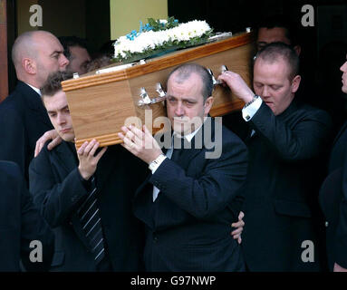 Der Sarg des ermordeten Schoboy Joe Geeling verlässt die Kirche unserer Lieben Frau von Good Counsel und Guardian Angels, Bury, Lancs, Freitag, 31 2006. März, getragen von seinem Bruder Sean (L, in gestreifter Krawatte) und Vater Tom (C, mit schlichter schwarzer Krawatte). Der 11-Jährige, der an Mukoviszidose litt, wurde am 2. März erstochen gefunden. Siehe PA Geschichte BEERDIGUNG Junge. DRÜCKEN Sie VERBANDSFOTO. Bildnachweis sollte lauten: Neil Jones/PA Stockfoto