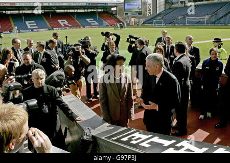 US-Außenministerin Condoleezza Rize, Mitte links, spricht mit dem britischen Außenminister Jack Straw, Mitte rechts, am Freitag, 31. März 2006, im Fußballstadion der Blackburn Rovers, Ewood Park in Blackburn, Nordengland. Auf Einladung von Straw besucht Reis das Vereinigte Königreich für vier Tage, nachdem er letztes Jahr ihren Heimatstaat Alabama besucht hatte. Blackburn ist der Wahlkreis von Jack Straw. DRÜCKEN SIE VERBANDSFOTO. Der Bildnachweis sollte lauten: Matt Dunham/AP/Pool/PA Stockfoto