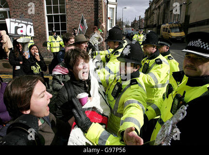 Polizeimarschall von Antikriegsprotestanten vor dem Liverpool Institute for Performing Arts, Freitag, den 31 2006. März vor dem Besuch der US-Außenministerin Condoleezza Reis. Auf Einladung von Jack Straw, der letztes Jahr ihren Heimatstaat Alabama besucht hat, besucht Frau Greis für vier Tage das Vereinigte Königreich. Demonstranten haben Frau Reis bei ihrer Ankunft an der Pleckgate High School in Blackburn verhöhnte, aber die Außenministerin sagte, dass sie mit den Protestierenden „kein Problem“ habe. Siehe PA Geschichte POLITIK Reis. DRÜCKEN SIE VERBANDSFOTO. Bildnachweis sollte lauten: Martin Rickett/PA Stockfoto