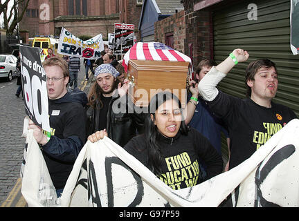 Anti-Kriegs-Demonstranten tragen am Freitag, den 31 2006. März, einen Sarg vor dem Liverpool Institute for Performing Arts vor dem Besuch der US-Außenministerin Condoleezza Reis. Auf Einladung von Jack Straw, der letztes Jahr ihren Heimatstaat Alabama besucht hat, besucht Frau Greis für vier Tage das Vereinigte Königreich. Demonstranten haben Frau Reis bei ihrer Ankunft an der Pleckgate High School in Blackburn verhöhnte, aber die Außenministerin sagte, dass sie mit den Protestierenden „kein Problem“ habe. Siehe PA Geschichte POLITIK Reis. DRÜCKEN SIE VERBANDSFOTO. Bildnachweis sollte lauten: Martin Rickett/PA Stockfoto