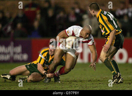 St Helens' Maurie Fa'asavalu wird von Doncasters Chris Ross (L) und Adam Robinson während des Powergen Challenge Cup-Spiels in der Knowsley Road, St Helens, am Freitag, den 31. März 2006, angegangen. DRÜCKEN SIE VERBANDSFOTO. Bildnachweis sollte lauten: Martin Rickett/PA Stockfoto