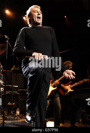 Der ehemalige Deep Purple-Sänger Ian Gillan tritt auf der Bühne während eines Benefizkonzerts in Aid of Teenage Cancer Trust, aus der Royal Albert Hall, West London, am Freitag, 31. März 2006, auf. Der Abend diente auch als Tribut an den verstorbenen DJ Tommy Vance. DRÜCKEN SIE VERBANDSFOTO. Der Bildnachweis sollte lauten: Yui Mok/PA Stockfoto