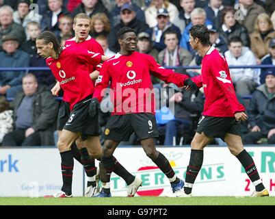 Fußball - FA Barclays Premiership - Bolton Wanderers / Manchester United - The Reebok Stadium. Louis Saha (c) von Manchester United feiert sein Ausgleichstreffer Stockfoto