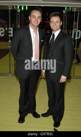 Anthony McPartlin (L) und Declan Donnelly kommen zur britischen Premiere ihres Films 'Alien Autopsy', am 3. April 2006 am Odeon Leicester Square im Zentrum von London. Siehe PA Story SHOWBIZ AntDec. DRÜCKEN SIE VERBANDSFOTO. Bildnachweis sollte lauten: Ian West/PA Stockfoto