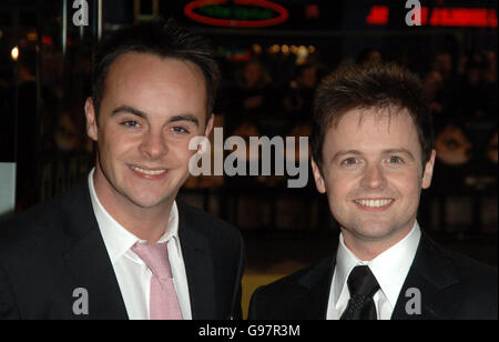 Anthony McPartlin (L) und Declan Donnelly kommen zur britischen Filmpremiere von „Alien Autopsy“ am Montag, den 3. April 2006, auf dem Odeon Leicester Square im Zentrum von London an. Siehe PA Story SHOWBIZ AntDec. DRÜCKEN SIE VERBANDSFOTO. Der Bildnachweis sollte lauten: Ian West/PA Stockfoto