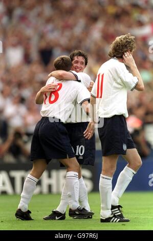 Mit Michael Owen (links) feiert der Engländer sein Tor in letzter Minute Teamkollege Robbie Fowler (Mitte) Stockfoto