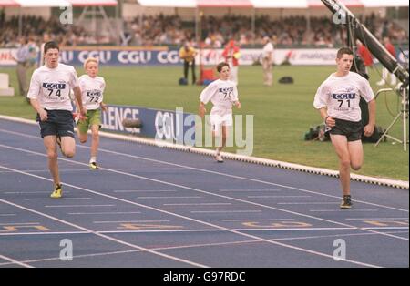 Leichtathletik - CGU Challenge - Großbritannien - USA - Glasgow. Der Höhepunkt des 60m-Finales der CGU StarTrack Boys Stockfoto