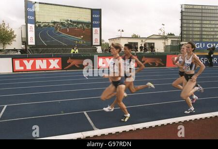Leichtathletik - CGU Challenge - Großbritannien - USA - Glasgow. Die Athleten laufen am Bildschirm „Diamond Vision“ vorbei Stockfoto