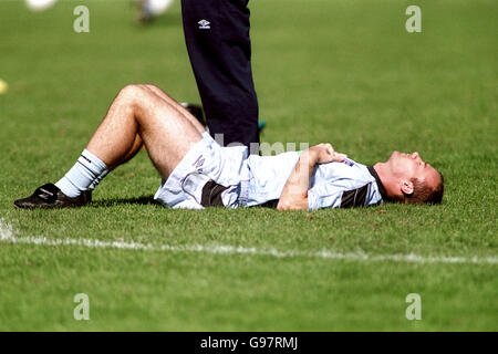 Internationaler Fußball - Euro 2000 Qualifikation - Polen gegen England - England Training. Der englische Alan Shearer macht während des Trainings in Warschau eine Pause Stockfoto