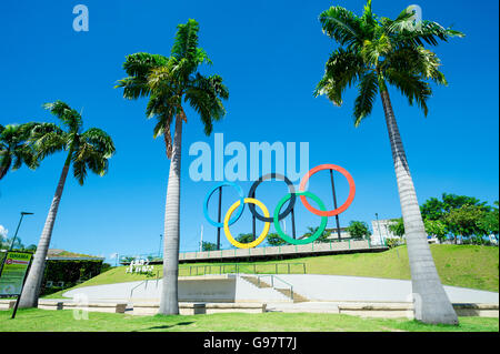 RIO DE JANEIRO - 18. März 2016: Olympische Ringe stehen unter Palmen im Parque Madureira Park, in der Zona Norte Vororte. Stockfoto