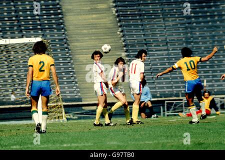 (L-R) die England Wand von Trevor Cherry, Mick Channon und Gerry Francis schleudert sich vom Freistoß Brasiliens Roberto Rivelino ab Stockfoto