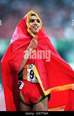 Der Marokkaner Hicham El Guerrouj feiert den Sieg bei den 1500-M-Rennen der Männer Stockfoto