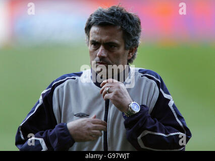 Chelsea-Manager Jose Mourinho während einer Trainingseinheit im Nou Camp Stadium, Barcelona, Spanien, Montag, 6. März 2006, vor dem UEFA Champions League-Spiel gegen Barcelona morgen. Siehe PA Geschichte FUSSBALL Chelsea. DRÜCKEN Sie VERBANDSFOTO. Bildnachweis sollte lauten: Nick Potts/PA. Stockfoto