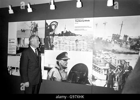 Admiral der Flotte, Earl Mountbatten von Burma, recals Vorfälle in seiner langen Karriere, wie er aganist ein Hintergrund einige dieser spannenden Momente darstellt. Stockfoto