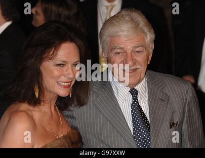 Seymour Cassel und Jacqueline Bisset kommen auf dem roten Teppich an. Stockfoto