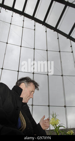 Michael Palin eröffnet das Davies Alpine House im Royal Botanical Gardens in Kew, südwestlich von London, Freitag, 10. März 2006. Das Davies Alpine House ist das einzige öffentliche Gewächshaus, das in Kew in den letzten 20 Jahren gebaut wurde, und wurde von Wilkinson Eyre Architects entworfen, zwei Gewinner des renommierten Stirling-Preises. DRÜCKEN Sie VERBANDSFOTO. Bildnachweis sollte lauten: Yui Mok/PA Stockfoto