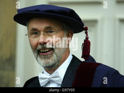 Der neue Rektor der University of St Andrews, Simon Pepper, ehemaliger Direktor des World Wildlife Fund, wurde am Freitag, den 10 2006. März, bei einer öffentlichen Zeremonie in der Collage Hall, St Andrews, installiert. DRÜCKEN SIE VERBANDSFOTO. Bildnachweis sollte lauten: David Ceskin/PA Stockfoto