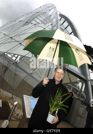 Michael Palin eröffnet das Davies Alpine House im Royal Botanical Gardens in Kew, südwestlich von London, Freitag, 10. März 2006. Das Davies Alpine House ist das einzige öffentliche Gewächshaus, das in Kew in den letzten 20 Jahren gebaut wurde, und wurde von Wilkinson Eyre Architects entworfen, zwei Gewinner des renommierten Stirling-Preises. DRÜCKEN Sie VERBANDSFOTO. Bildnachweis sollte lauten: Yui Mok/PA Stockfoto