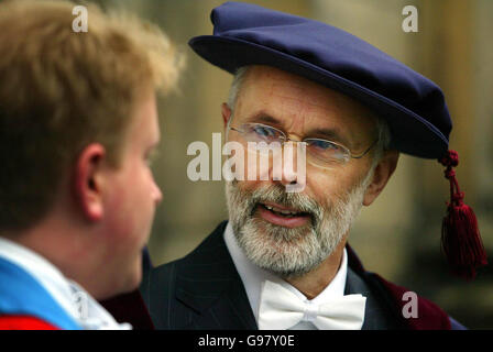 Der neue Rektor der University of St Andrews, Simon Pepper, ehemaliger Direktor des World Wildlife Fund, wurde am Freitag, den 10 2006. März, bei einer öffentlichen Zeremonie in der Collage Hall, St Andrews, installiert. DRÜCKEN SIE VERBANDSFOTO. Bildnachweis sollte lauten: David Ceskin/PA Stockfoto