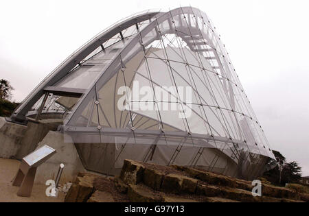 Das Davies Alpine House (offiziell eröffnet von Michael Palin) im Royal Botanical Gardens in Kew, Südwesten Londons. Das Davies Alpine House ist das einzige öffentliche Glashaus, das in den letzten 20 Jahren in Kew gebaut wurde und wurde von Wilkinson Eyre Architects entworfen, zwei Gewinner des renommierten Stirling-Preises. Stockfoto