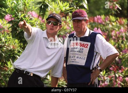 Golf - Compaq European Grand Prix - Slaley Hall. Justin Rose macht einen Punkt auf seinen Caddy Stockfoto